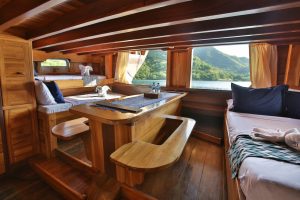 Charter Luxury Tanaka Phinisi Labuan Bajo Cabin