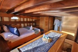 Charter Luxury Tanaka Phinisi Labuan Bajo Cabin2