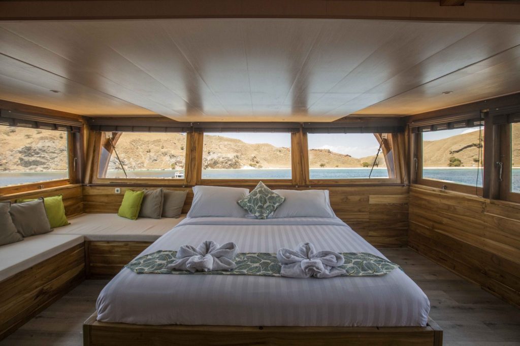 Komodo Boat Private Charter Labuan Bajo – Cordelia Phinisi Master Suite Cabin