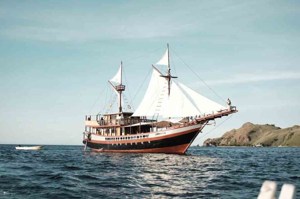 Open Trip Phinisi Boat “Lamborajo II” – Traditional Vintage Style Phinisi – Labuan Bajo – Package – Price – Itinerary